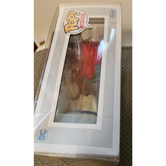 Funko Harley Quinn and Poison Ivy Wedding 2-Pk Special Edition w/ protector - Picture 5 of 5